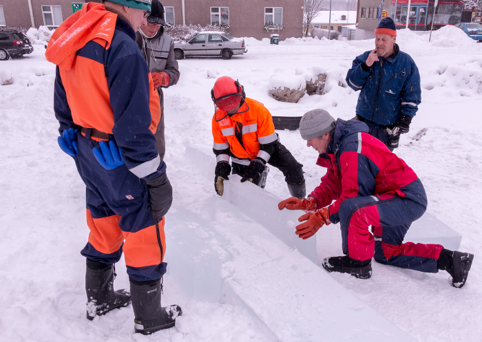 Jääliukumäki saa muotoaan