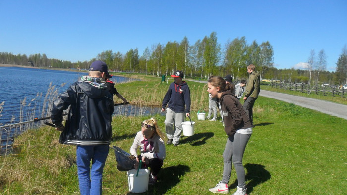 Kasvisaalista tutkimassa