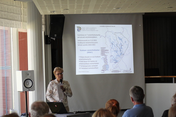 Paula Mononen pitämässä omaa seminaariesitystään