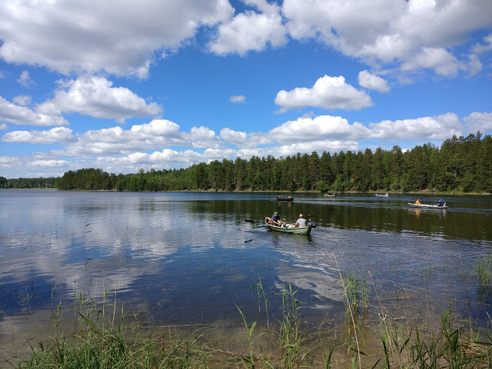 Puruveden Lohikuninkuudesta kilpailevia lähdössä vesille