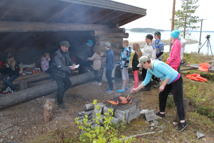 Makkaratarjoilua koululaisille