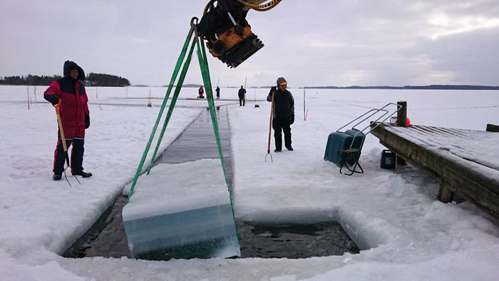 Kilpailujääpala nousee Puruvedestä