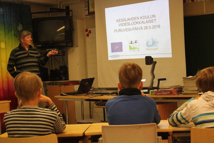 Reijo Jantunen kertoo Puruveden tilasta koululaisille