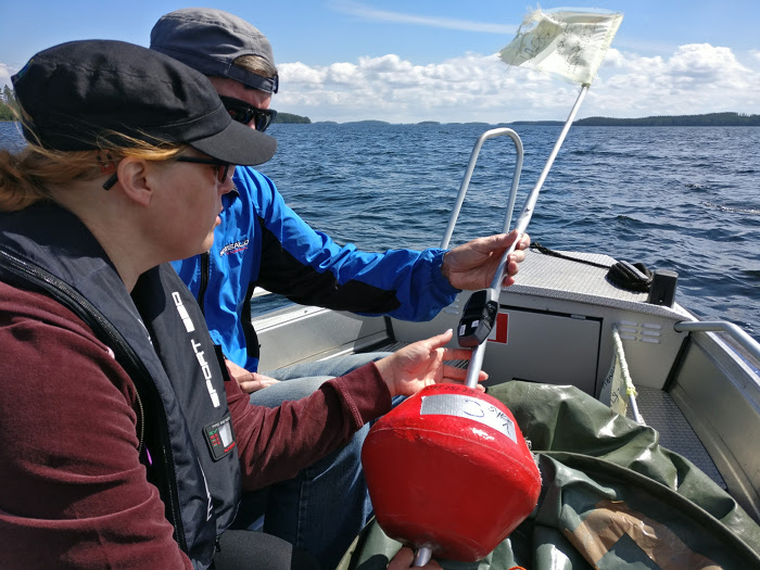 Uimurin vesille laskeminen käsillä