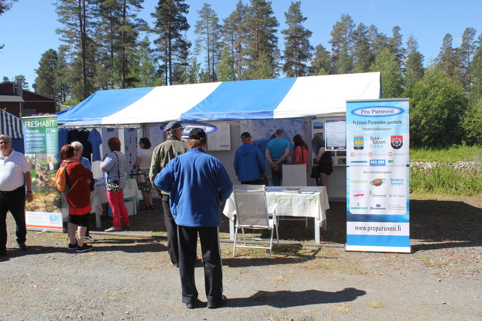 Yleisöä lähes teltan täydeltä