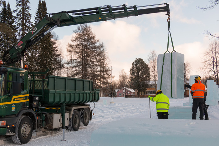 Kisamateriaalin asettelua paikoilleen