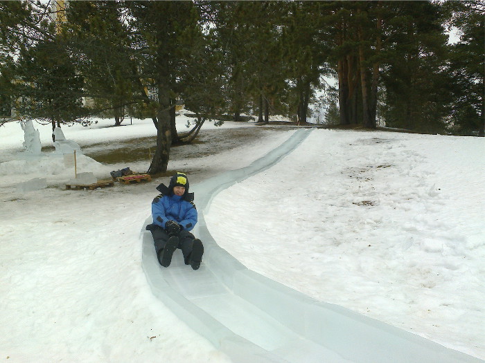 Testilasku jääliukumäestä