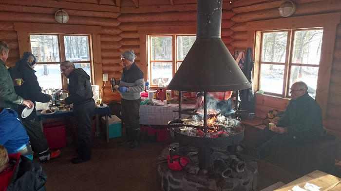 Lounas maittaa työn keskellä