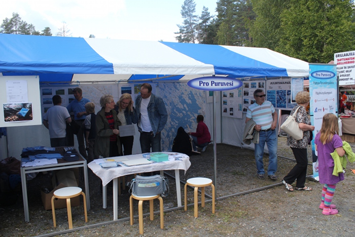Markkinaväkeä teltalla