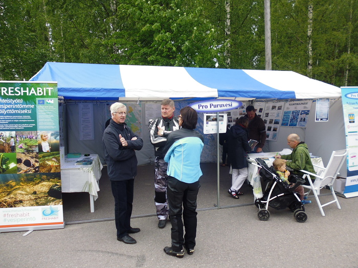 Raitin väkeä teltalla