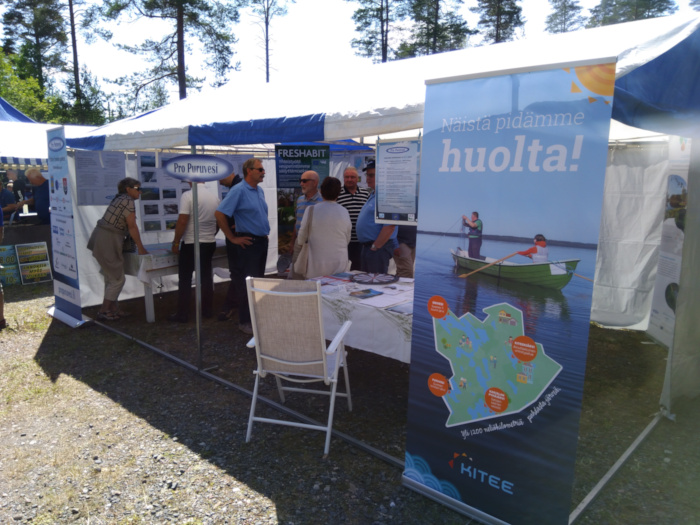 Muikkumarkkinoiden yleisöä yhdistyksen teltalla