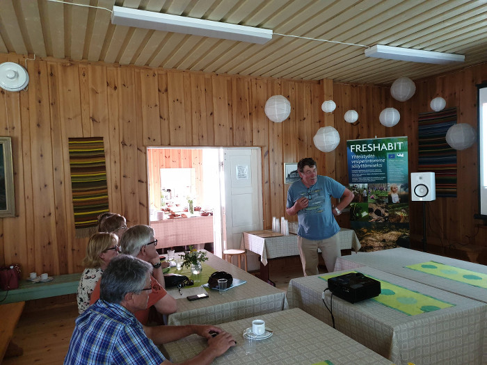 Esa lahtela pitämässä puheenvuoroaan