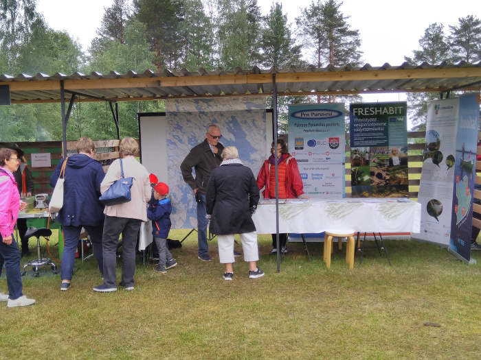 Vanhempaa ja nuorempaa väkeä messuosastolla