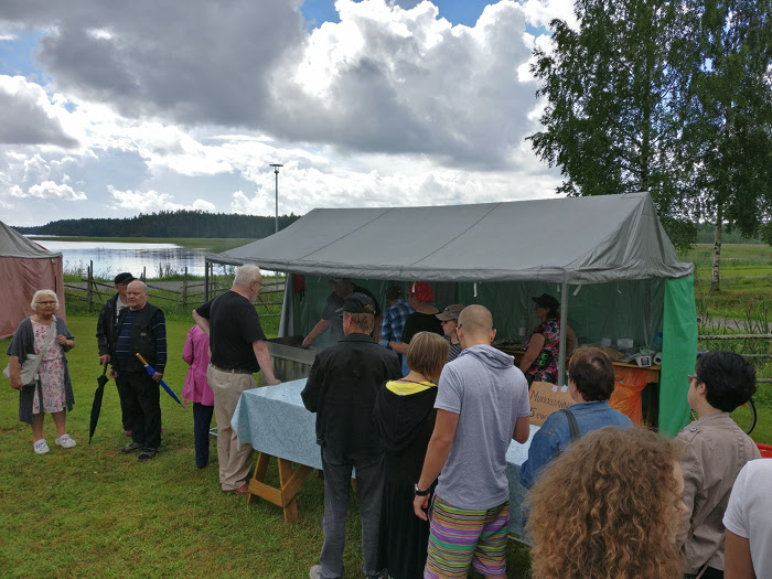 Muikkuja jonotettiin hartaudella
