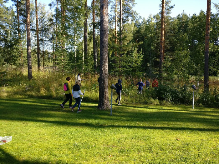 Oppilaat matkalla vesikasveja metsästämään